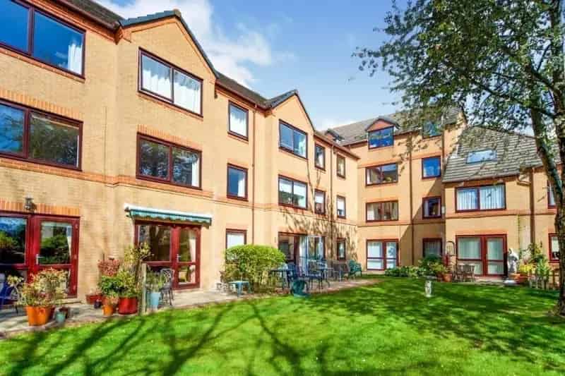 Modern 1-Bed Retirement Flat Ground Floor Communal Garden