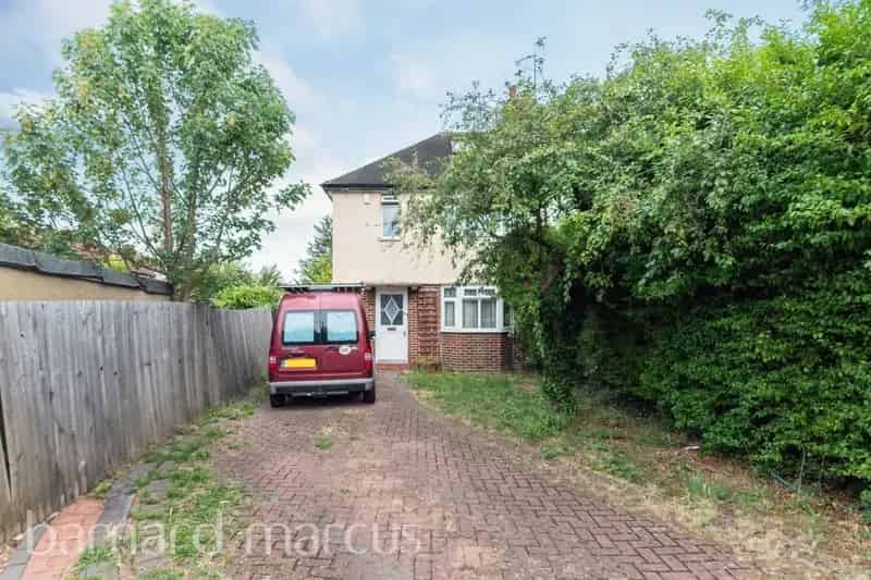 Spacious 3-Bedroom Semi-Detached House with Garden and Extension Potential