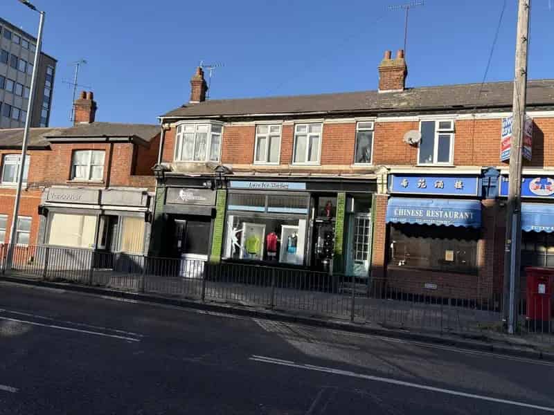 Springfield Road Retail Unit 2 Bed Flat & Yard Chelmsford