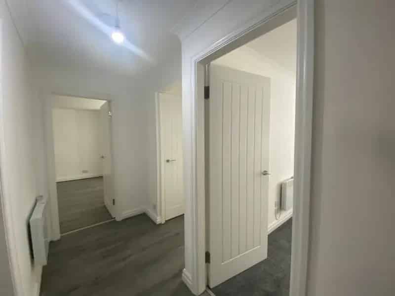 2 Bedroom Flat for Sale - Modern, Tenanted, Garden Access