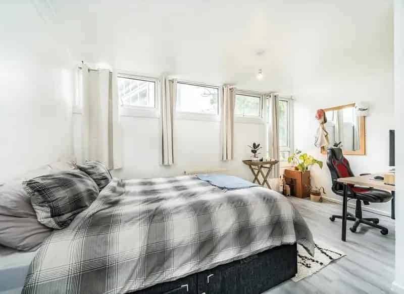 Four Bedroom Freehold Home Large Garden Off Street Parking Chain Free