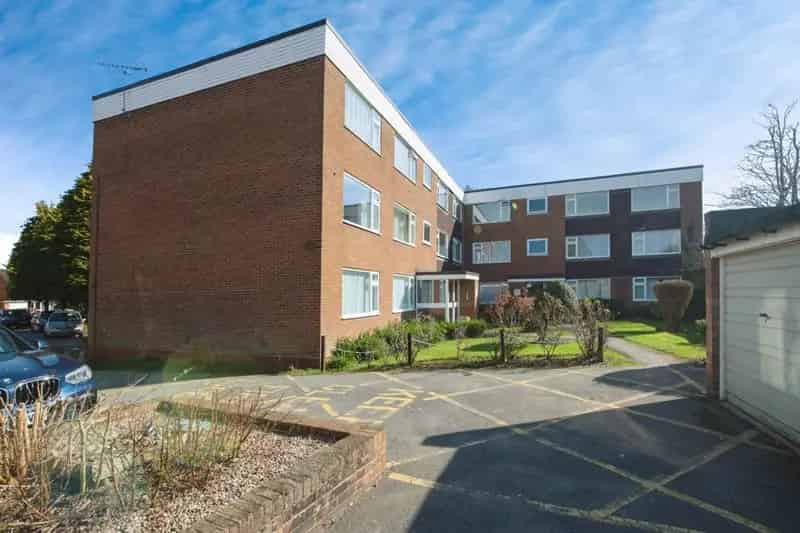 2 Bedroom Flat For Sale Near Blossomfield Road
