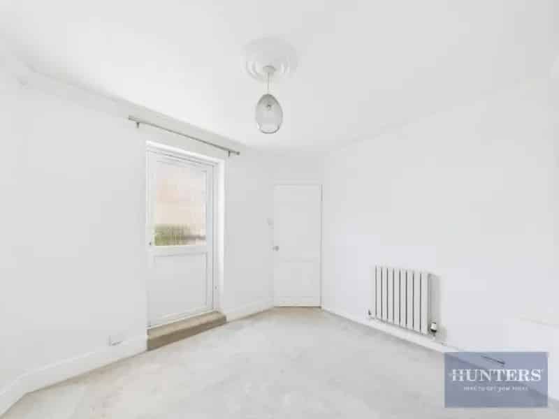 1 Bed Flat for Sale in Cheltenham - Newly Decorated Apartment