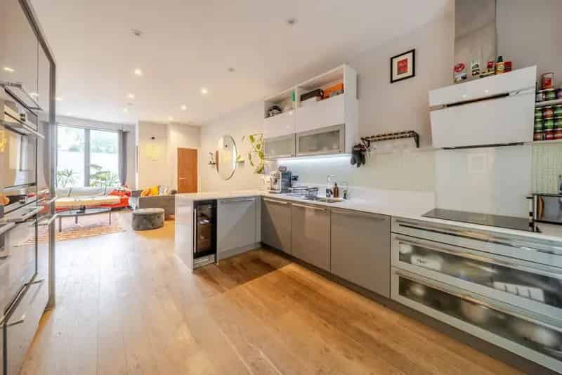 5 Double Bedroom House with 3 Balconies and Courtyard