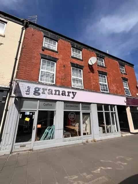 Ground Floor Retail Unit - Cafe Takeaway - 2 Parking Spaces