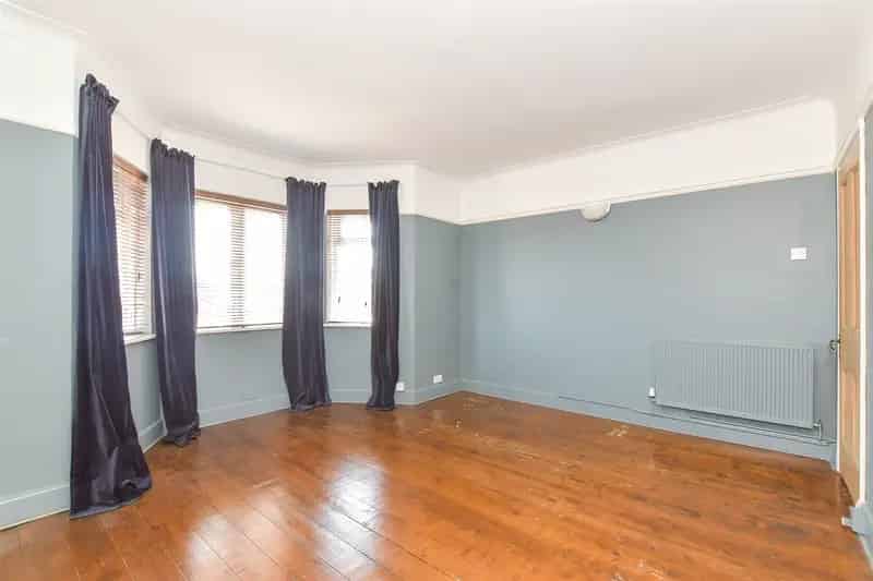 3 Bedroom Apartment for Sale - Excellent Transport Links and Garage