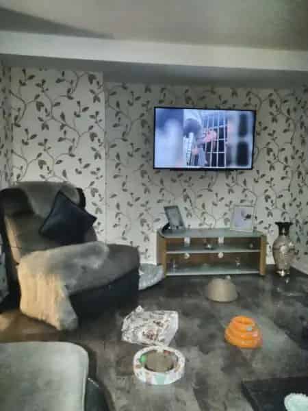 Beautiful 2-Bedroom Flat Near Hampden Park Train Station