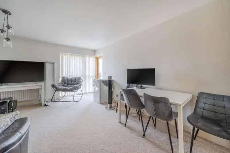 1 Bed Flat for Sale Allocated Parking Modern Fittings