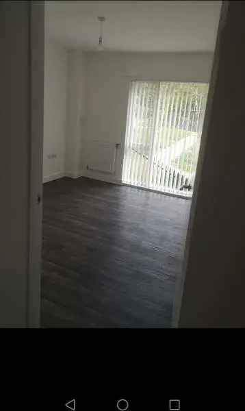 Flat For Rent in Mole Valley, England