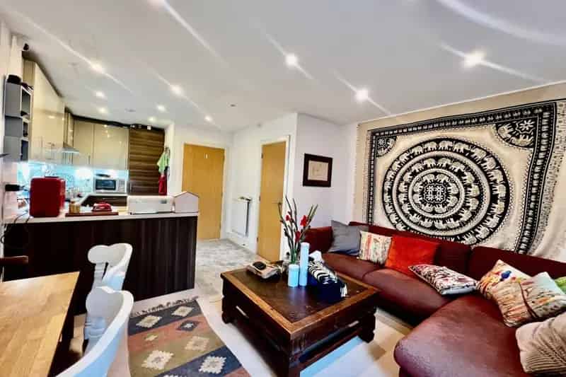 Modern Four Bedroom Townhouse Southampton Zero Deposit Available