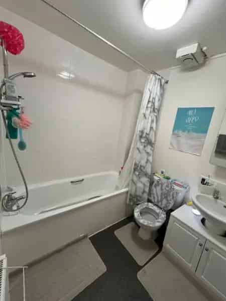 Spacious Ground Floor Flat Near Shops and Schools