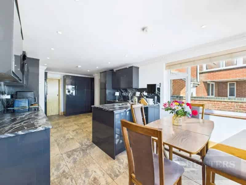 4 Bedroom Detached House with Sea Views and Beach Access