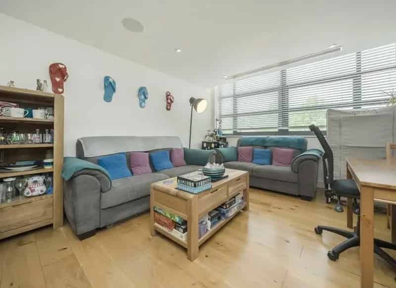 2 Bed 2 Bath Apartment Chiswick High Standard Parking No Chain