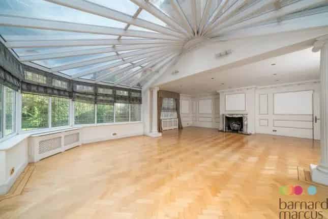 Luxury Four-Bedroom House for Sale in East Finchley