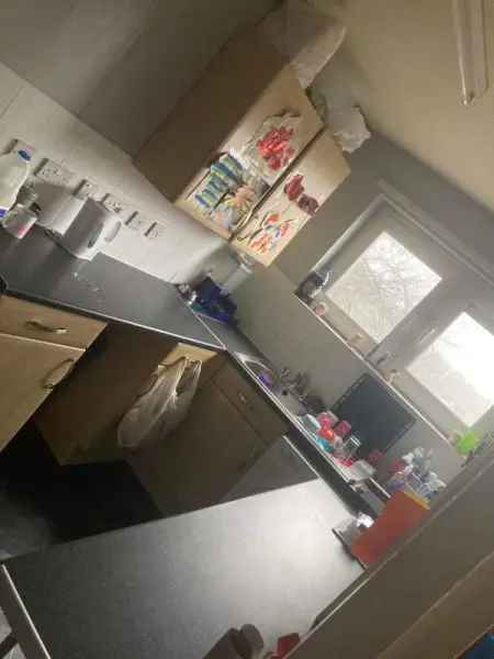 Flat For Rent in Sheffield, England