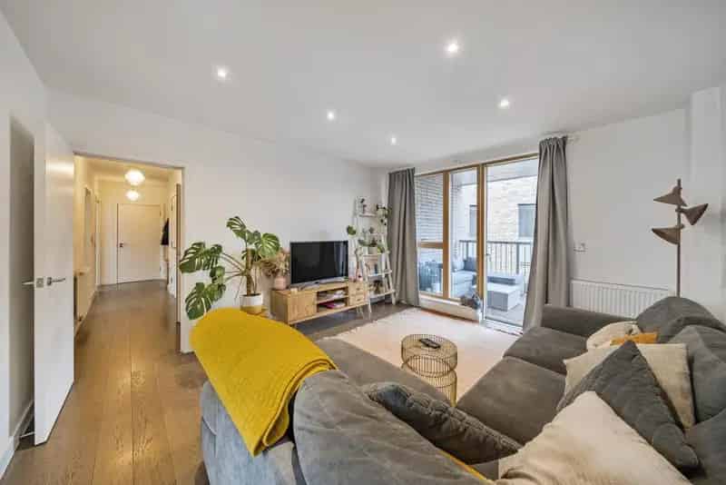 2-Bedroom Modern Apartment with Private Roof Terrace
