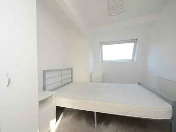 1 Bedroom Apartment Manchester 32m² Top Floor Part Furnished