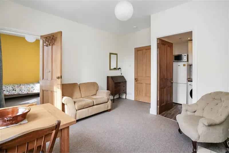 2 Bed Flat First Floor 1 Reception Room Bright Spacious