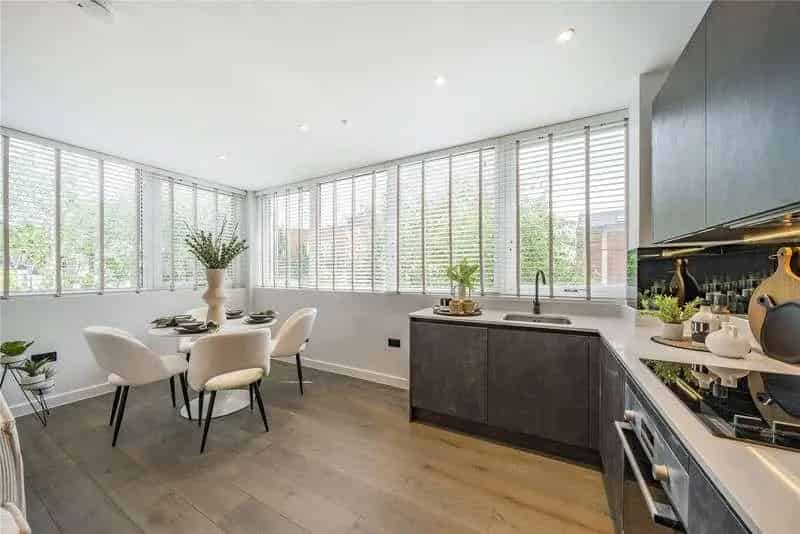 2 Bed Flat for Sale in West Byfleet
