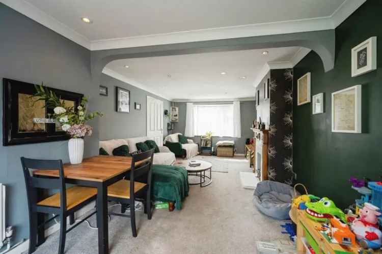 Spacious 3-Bedroom Terraced House Waterlooville Modern Finishes Off Road Parking