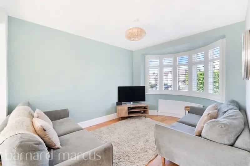 3 Bed House with Driveway and Conservatory
