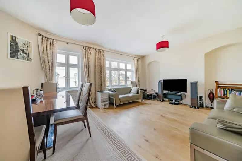 Two Double Bedroom Apartment with Communal Gardens