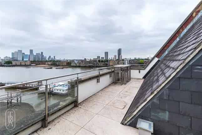 Luxury Penthouse Loft Apartment in Wapping High Street