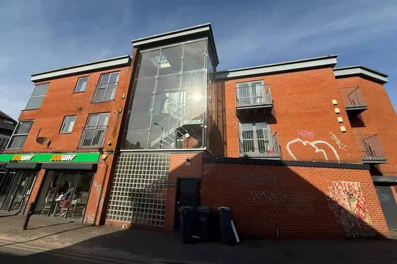 Modern 2-Bedroom Town Centre Apartment