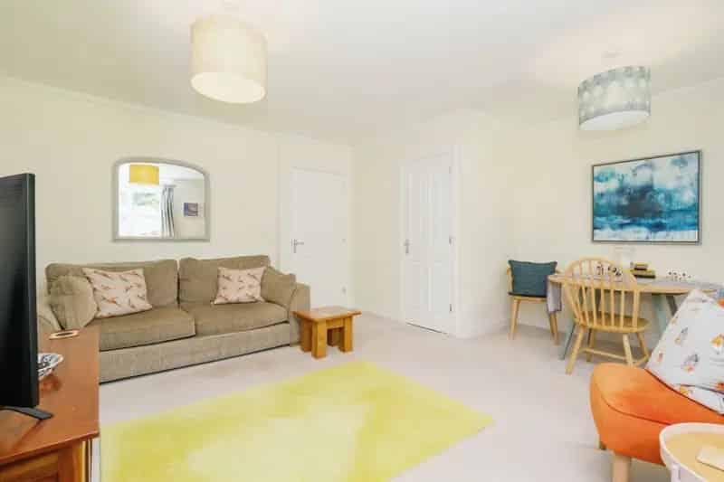 3 Bedroom Modern Terraced House with Garden and Parking