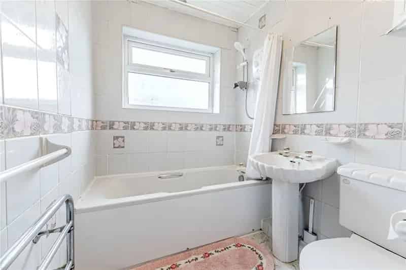 Three Bedroom Detached House with Extension Potential Near Excellent Schools