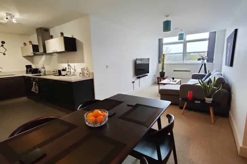 2 Bed House with Secure Entry and Communal Garden