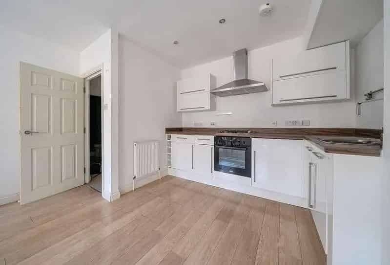 1 Bed Flat for Sale with Modern Kitchen and Appliances