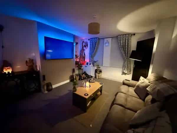 Two Bedroom House With Driveway and Back Garden