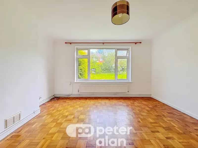 2 Bedroom Maisonette Lakeside - Newly Redecorated