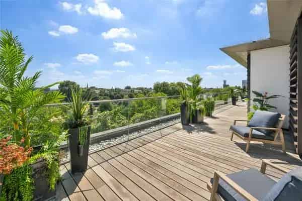Luxury Penthouse Apartment with Panoramic Park Views