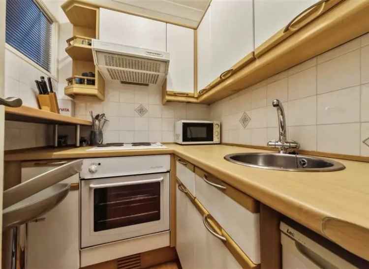 Spacious Studio Apartment near St James's Park - Share of Freehold