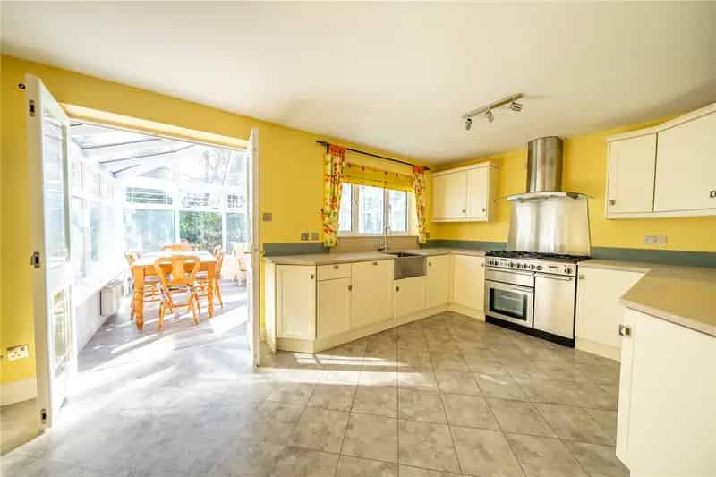 Five Bedroom Detached House with Large Plot and Garage
