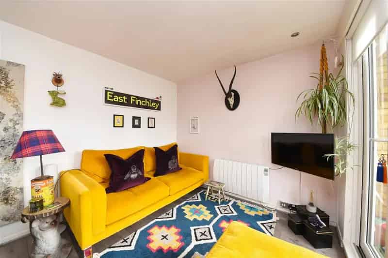 2 Bedroom Flat House to Rent Near Tube Station