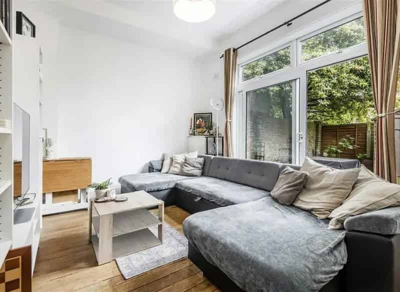 2 Bedroom Ground Floor Flat with Private Garden and Parking Near West Hampstead