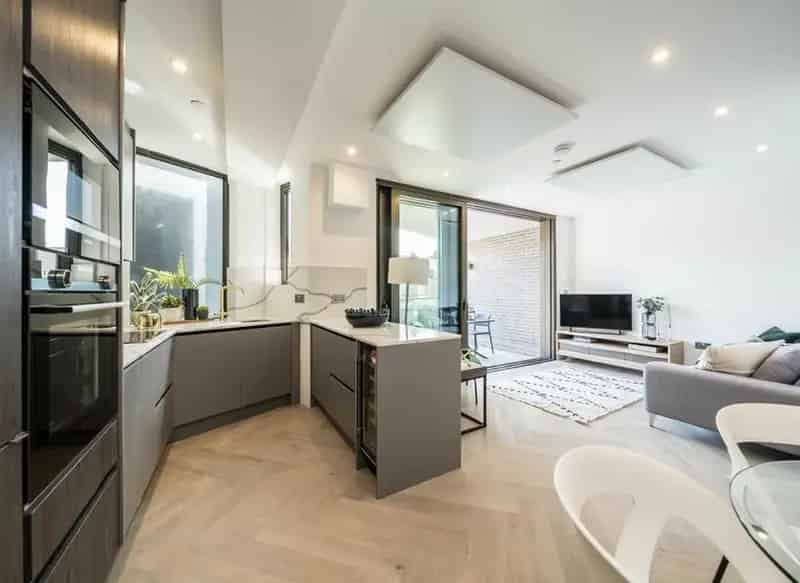 2 Bed 2 Bath Apartment with Balcony near Clapham Junction