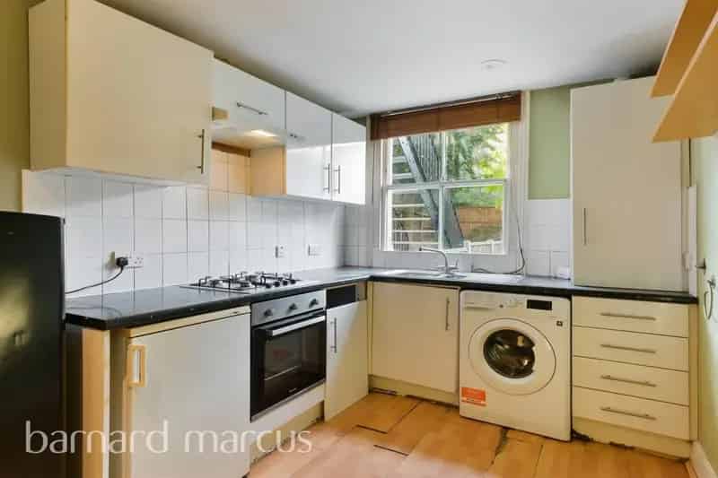 Spacious 2-Bed Maisonette Southfields - Share of Freehold