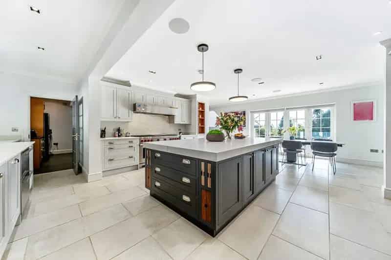 6 Bedroom Detached House for Sale