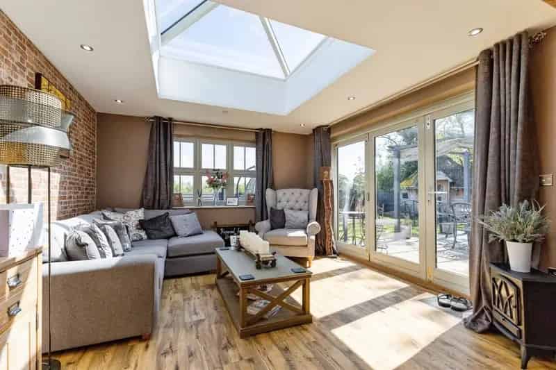 Stunning Modern Detached Home with Panoramic Views