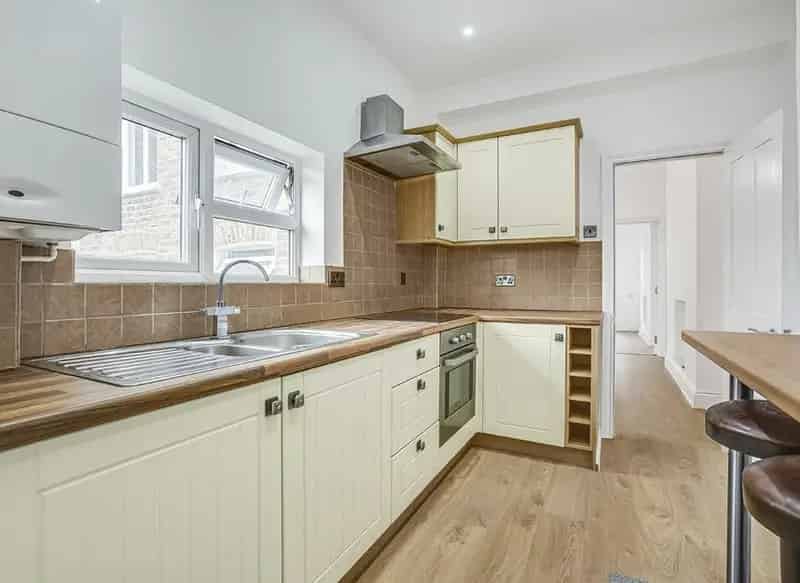 2 Bed Flat Brackenbury Road Hammersmith Modern Kitchen Close to Stations