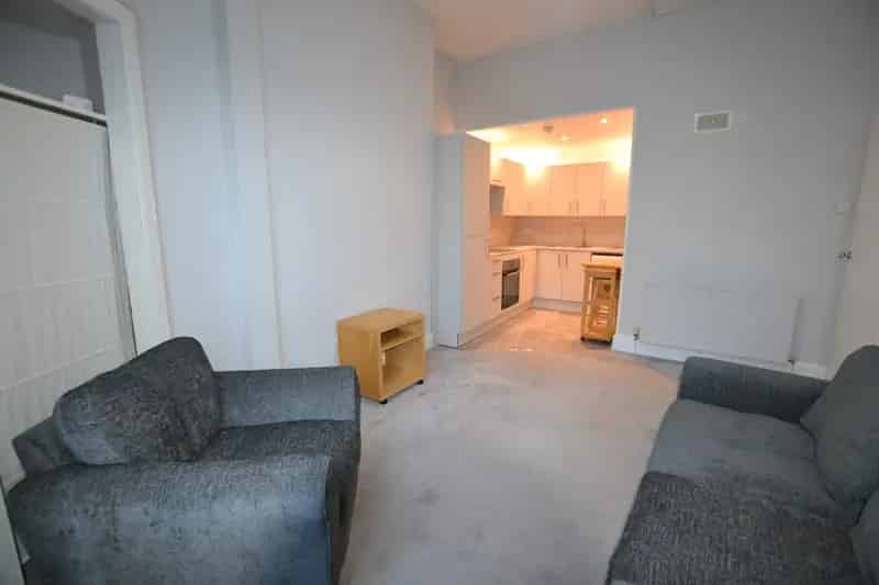 Newly Upgraded 1-Bedroom Flat with Garden and Parking