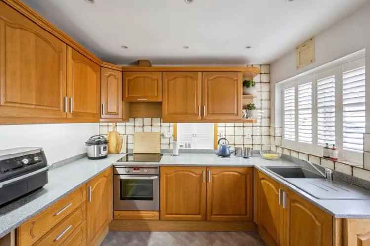 3 Bed Detached House with Double Garage and Garden