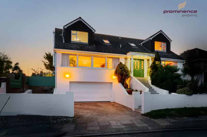 5 Bedroom Detached House for Sale in Saltdean with Sea Views