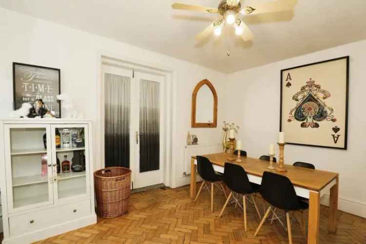 Four Bedroom Detached House with Large Garden and Driveway Parking