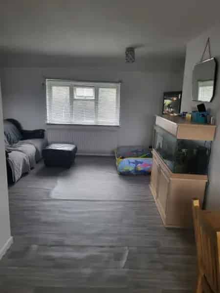 2 Bed Maisonette Near Bewbush Lake - Family Home