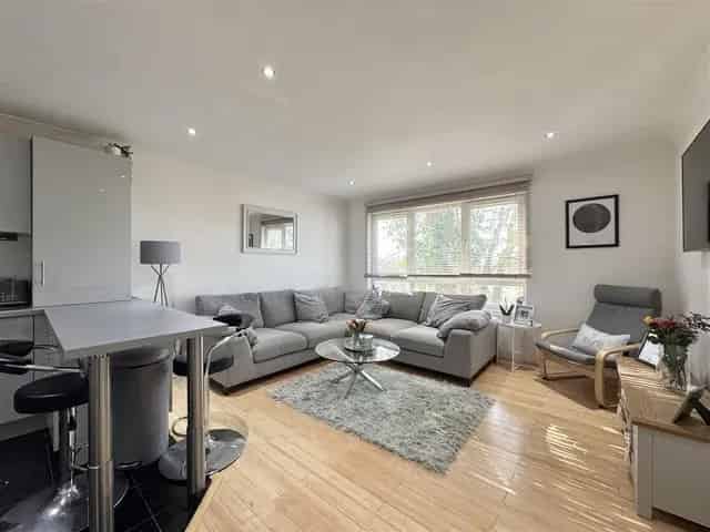 2 Bedroom Flat for Sale in Mount Vernon